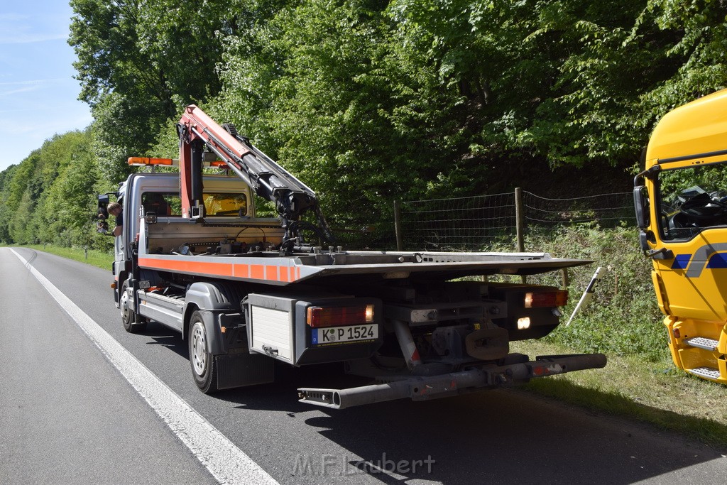 LKW in Boeschung A 3 Rich Frankfurt Hoehe Roesrath Lohmar P126.JPG - Miklos Laubert